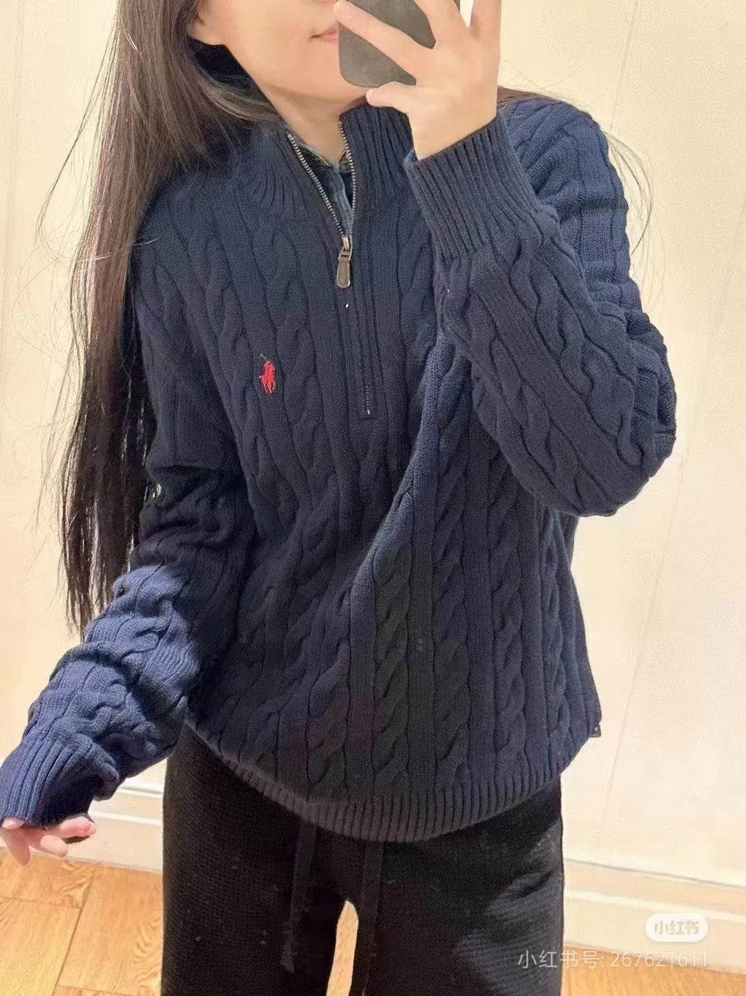 🅿️260 Style number: L02 RALPH LAUREN/Ralph Lauren classic war horse small label embroidered logo Paul polo turtleneck pullover classic half-zip knitted twist sweater sweater Size: Made of pure cotton yarn 🧶 blended with wool, pure cotton is skin-friendly and comfortable, small label war horse embroidered twist turtleneck sweater 🐎 high quality. Follow the blogger to learn how to wear it! Let’s get a Ralph Lauren cable sweater. It’s a super hard-to-find series after it became popular. It’s hard to find one on the official website. It’s simple and practical to wear, with a lazy and loose feel. The thickened fabric has more texture, soft and delicate feel, and a loose fit. Whether worn alone or layered, you can wear different styles of fashion with just one piece!   Size reference # xs s m l Length 64 66 68 70 Shoulder width 40 41 42 44 Bust 46 48 50 52